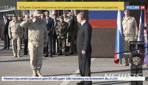 블라디미르 푸틴 러시아 대통령이 시리아 북서부 흐메이밈에 있는 러시아 공군기지를 전격 시찰했다.