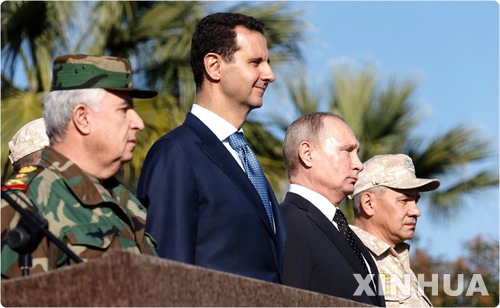 【흐메이밈=신화/뉴시스】블라디미르 푸틴 러시아 대통령(오른쪽 두번째)이 11일(현지시간) 시리아 라타키아주의 흐메이밈 공군기지를 방문해 바샤르 알 아사드 대통령과 함께 군 사열을 하고 있다.   2017.12.12 