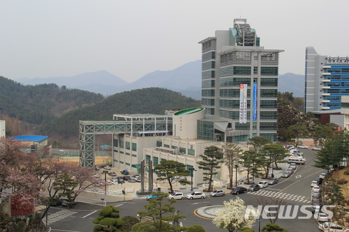 【창원=뉴시스】 홍정명 기자 = 13일 경남 창원에 있는 마산대학교는 최근 한국갤럽에 의뢰해 ‘마산대학 인지도 조사’를 한 결과, 도내 11개 전문대학 중 인지도가 가장 높은 것으로 나타났다고 밝혔다. 사진은 마산대학교 전경.2017.12.13.(사진=뉴시스 자료사진) photo@newsis.com
