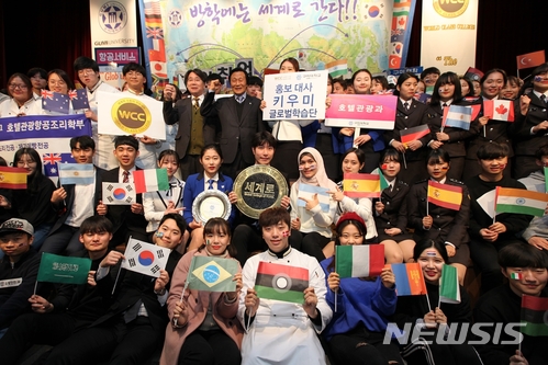 【구미=뉴시스】박홍식 기자 = 정창주 구미대학교 총장이 14일 본관 강당에서 열린 '2017 동계 글로벌학기 발대식'을 마친 후 해외연수단 학생들과 기념사진을 찍고 있다. 구미대는 방학을 맞아 '방학에는 세계로 간다'는 슬로건으로 미국 등 9개국에 160여 명의 해외연수단을 파견한다. 2017.12.14 (사진=구미대 제공) photo@newsis.com