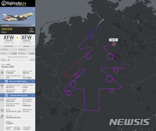 【AP/뉴시스】에어버스 A380 항공기가 13일(현지시간) 5시간30분에 걸친 시험비행을 통해 독일 함부르크, 쾰른, 프랑크푸르트, 슈투트가르트 상공에 크리스마스 트리를 그려넣었다. 사진은 항로 추적 사이트 '플라이트레이터24'에서 캡처한 것이다. 2017.12.15