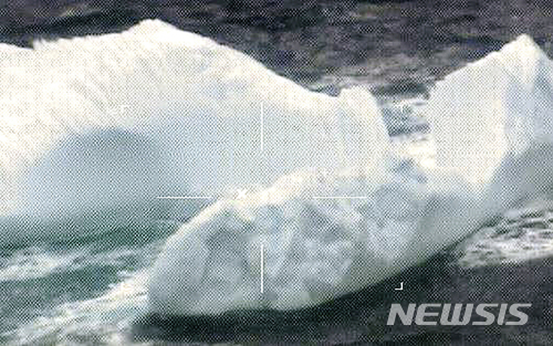 【AP/뉴시스】 = 올해 3월 미 해안경비대가 로봇 카메라를 장치한 순찰비행정을 통해 촬영, 발표한 북대서양 해상의 북극빙 파편 사진. 14일(현지시간)  코네티컷주 런던에서 열린 연례 국제 빙하순찰대 보고회에서 미 빙하순찰대는 2017년 대서양 항로상에서 발견된 빙하의 부빙은 1000개가 넘으며 4년 연속 가장 강력한 단계를 유지하고 있다고 밝혔다.    