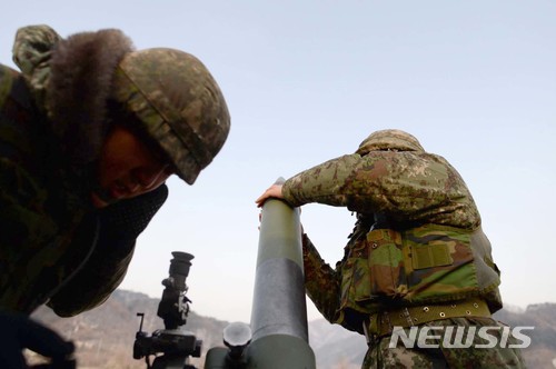 [서울=뉴시스] 박격포 훈련을 하고 있는 장병들. 위 사진은 기사의 이해를 돕기 위한 것으로 기사내용과 관련 없음. 