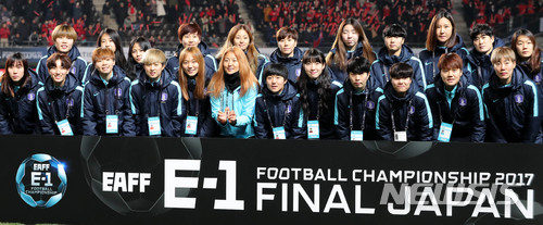【지바(일본)=뉴시스】박주성 기자 = 15일 오후 일본 지바 소가 스포츠파크에서 열린 2017 EAFF E-1 챔피언십 여자부 4위를 차지한 한국 여자 축구대표선수들이 포즈를 취하고 있다. 2017.12.15.  park7691@newsis.com