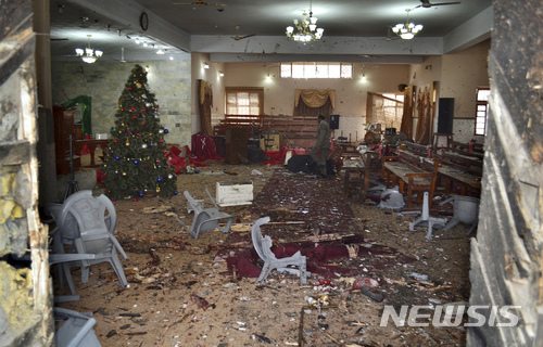 17일 자살폭탄 공격을 당한 파키스탄 퀘타 교회 안 모습. AP.