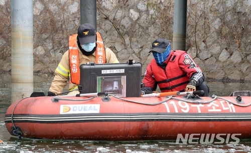 【전주=뉴시스】강인 기자 = 18일 전북 전주에서 고준희(5)양이 실종된지 31일째인 가운데 경찰과 소방인력으로 구성된 수색대가 아중호수를 수색하고 있다. 2017.12.18kir1231@newsis.com