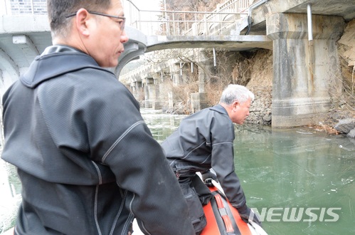 【전주=뉴시스】강인 기자 = 18일 전북 전주에서 고준희(5)양이 실종된지 31일째인 가운데 경찰과 소방인력으로 구성된 수색대가 아중호수를 수색하고 있다. 2017.12.18 kir1231@newsis.com 