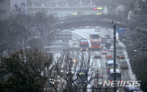 【서울=뉴시스】 장세영 기자=새벽부터 많은 눈이 내리고 있는 18일 서울 중구 남산 1호터널 앞 도로에 차량들이 엉금엉금 언덕을 오르고 있다.  2017.12.18.photothink@newsis.com