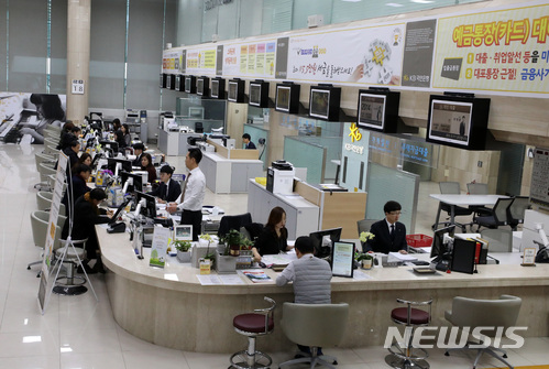 【서울=뉴시스】서울 영등포구 여의도 한 은행 영업점에 고객들이 상담을 받기 위해 대기하고 있다. (사진= 뉴시스 DB)