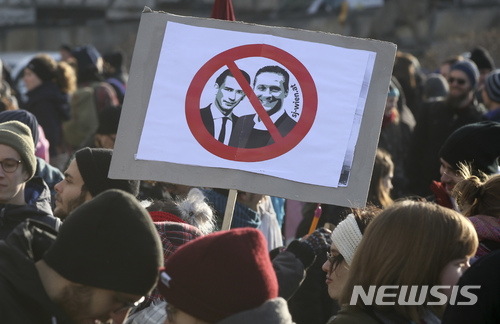 【빈=AP/뉴시스】 18일(현지시간) 오스트리아에서 우파-극우 연정이 공식 출범한 가운데, 빈에 위치한 대통령 집무실 밖에서 극우 자유당의 연정 참여에 반대하는 시민들이 항의 시위를 벌이고 있다. 2017.12.19.
