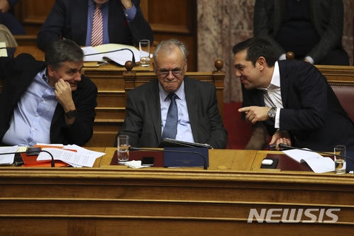 【아테네( 그리스) = AP/뉴시스】 = 그리스의 알렉시스 치프라스총리(오른쪽)가 19일 국회에서 지아니스 드라가사키스 부총리를 가운데 두고 의회 예산안 토론 중에 재무장관과 의논을 하고 있다. 국회는 이날 2018년 예산안을 무사히 통과시켰다.  