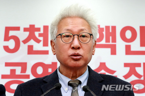 【서울=뉴시스】이영환 기자 = 류석춘 자유한국당 혁신위원장이 20일 오전 서울 여의도 자유한국당 브리핑룸에서 제8차 혁신안 발표를 하고 있다. 2017.12.20.  20hwan@newsis.com