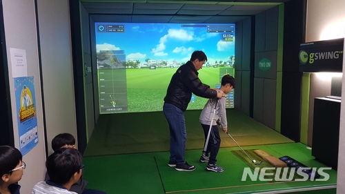 【대전=뉴시스】 대전시체육회가 '신나는 주말 생활체육학교' 학교 밖 프로그램으로 골프 수업을 하고 있다.(사진=대전시체육회 제공)