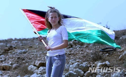 【서울=뉴시스】팔레스타인 16세 소녀 운동가 아헤드 타미가 이스라엘군의 뺨을 때리는 영상을 촬영했다가 19일(현지시간) 체포됐다. <출처: 타미미 트위터> 2017.12.21. 