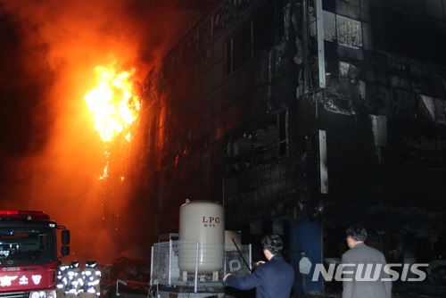 【제천=뉴시스】강신욱 기자 = 21일 오후 3시33분께 불이 난 충북 제천시 하소동의 한 복합건축물에서 불길이 치솟고 있다. 2017.12.21.  ksw64@newsis.com  