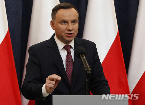 【바르샤바=AP/뉴시스】안제이 두다 폴란드 대통령이 20일(현지시간) 사법부 독립성 침해로 논란이 되고 있는 폴란드의 사법개혁안을 승인하겠다고 밝히고 있다. 2017.12.21