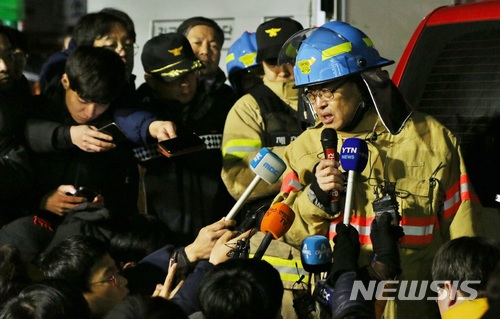 【제천=뉴시스】강신욱 기자 = 22일 오전 0시10분께 충북 제천시 화소동 복합건축물 화재현장에서 이상민 제천소방서장이 피해 현황 등 언론 브리핑을 하고 있다. 2017.12.22.  ksw64@newsis.com  