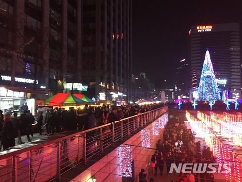 【서울=뉴시스】안채원 기자 = 25일 비가 그친 오후, 크리스마스를 즐기려는 시민들이 서울 중구 청계광장을 찾았다. 2017.12.24.