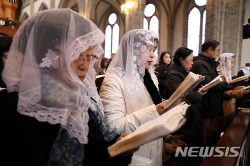 【서울=뉴시스】조성봉 기자 = 성탄절인 25일 오후 서울 중구 명동성당에서 열린 성탄 미사에 참석한 신자들이 대영광송을 부르고 있다. 2017.12.25.suncho21@newsis.com