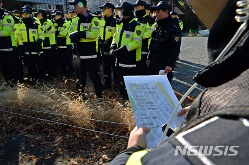 【전주=뉴시스】강인 기자 = 26일 전북 전주시 우아동에서 사라진 고준희(5)양을 찾기 위해 경찰이 집결하고 있다. 2017.12.26kir1231@newsis.com