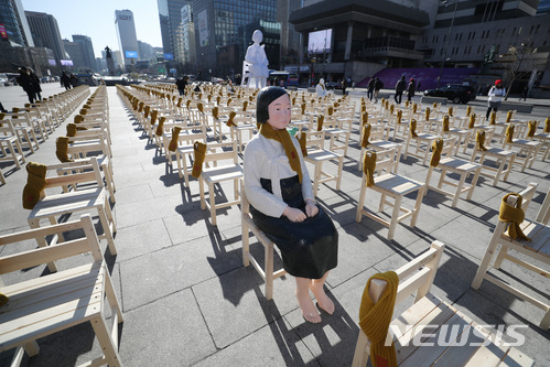 【서울=뉴시스】김진아 기자 = 27일 오후 서울 종로구 광화문광장에 '빈 의자에 새긴 약속' 퍼포먼스를 위해 마련된 300개의 의자가 놓여 있다.  이 퍼포먼스는 올 한해 돌아가신 여덟 명의 일본군 위안부 피해자 할머니들을 추모하고, 할머님들의 빈자리를 채워 일본군 성노예제 문제를 해결하겠다는 약속과 다짐을 하기 위해 진행했다. 2017.12.27.  bluesoda@newsis.com
