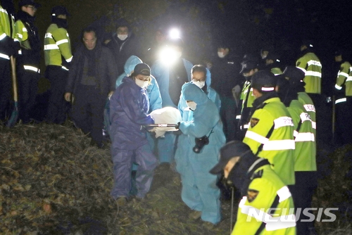  【군산=뉴시스】고석중 기자 = 실종됐던 고준희(5)양의 시신이 29일 새벽 4시50분께 발견돼 전북 군산시의 한 야산에서 발견돼 경찰 감식반원들이 운구차에 옮기고 있다.  2017.00.00. k9900@newsis.com 