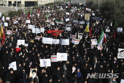 【테헤란(이란) = AP/뉴시스】 2017년 12월 30일 이란의 수도 테헤란 거리를 메운 시위군중.  이란 정부는 친정부 시위를 조직해 집회를 가졌고 이 때문에 자발적인 반정부 시위가 확대되었으며 전국에서 1월 2일까지 시위로 인해 최소13명이 숨졌다.   