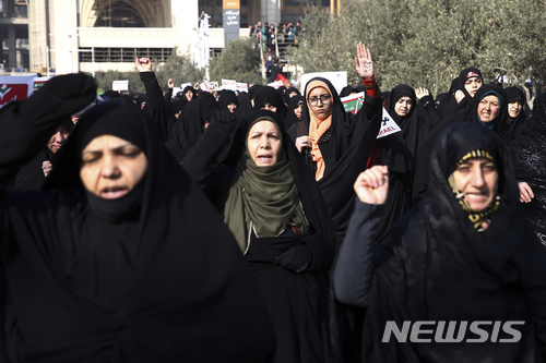 【테헤란=AP/뉴시스】2017년 12월 30일(현지시간) 이란 수도 테헤란에서 반정부 시위를 규탄하는 보수파 여성들의 맞집회가 열리고 있다. 2019.1.2.