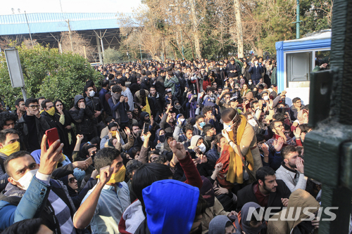 【테헤란=AP/뉴시스】 30일 이란 수도 테헤란 대학교 내에서 대학생들이 경찰의 제지 속에 정부 비판 시위에 참여하고 있다. AP 통신이 개인 촬영자에게 입수한 사진이다. 2017. 12. 31.
