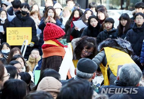 【서울=뉴시스】조성봉 기자 = 3일 오후 서울 종로구 구 주한일본대사관 앞에서 열린 일본군 성노예제 문제해결을 위한 제1316차 정기수요시위에서 김경희(오른쪽 두 번째) 성남평화나비 활동가를 비롯한 관계자들이 소녀상을 어루만지고 있다. 이날 김복동, 길원옥 할머니는 건강상의 이유로 참석하지 못했다. 2018.01.03.suncho21@newsis.com