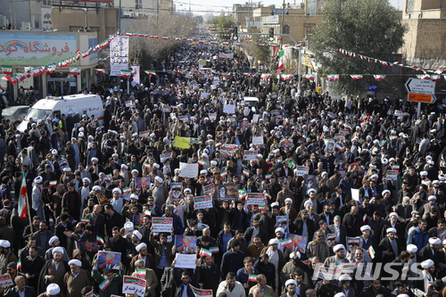 【쿰=AP/뉴시스】이란 쿰에서 3일(현지시간) 대규모 친정부 시위가 벌어지고 있다. 사진은 타스님 통신이 제공한 것이다. 2018.01.03