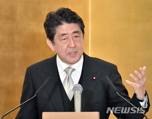 아베 신조 일본 총리가  신년 첫 기자회견을 갖고 있다. 2018.01.04