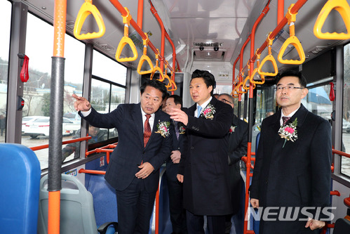 【창원=뉴시스】강경국 기자 = 8일 경남 창원시 마산합포구 가포동 마창여객 차고지에서 유원석 창원시 제2부시장, 마창여객, 전기버스 제조업체 임직원 등 관계자 50여 명이 참석하는 가운데 전기버스 개통식이 열리고 있다. 경남에서 처음으로 도입된 전기버스는 창원시내 122번 노선에 투입된다. 2018.01.08. (사진=창원시청 제공) photo@newsis.com