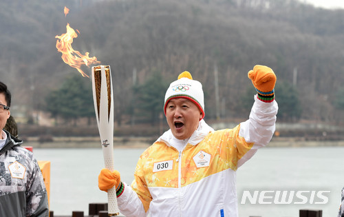 【성남=뉴시스】이정선 기자 = 2018 평창 동계올림픽 성남지역 성화봉송이 시작된 8일 오후 경기 성남 율동공원에서 성화봉송 주자로 나선 김문수 성남시청 배드민턴 감독이 점화한 뒤 파이팅을 외치고 있다. 2018.01.08. ppljs@newsis.com