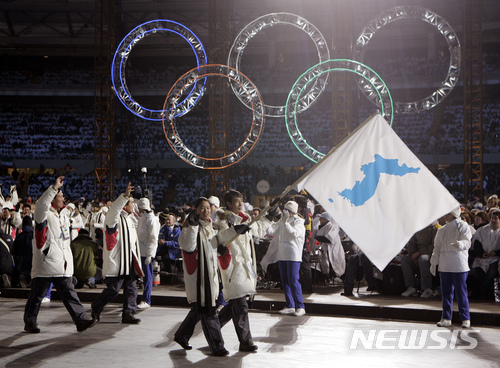 【토리노=AP/뉴시스】 한반도기를 들고 입장하는 남북선수단, 2006년 이탈리아 토리노 동계올림픽 개막식 
