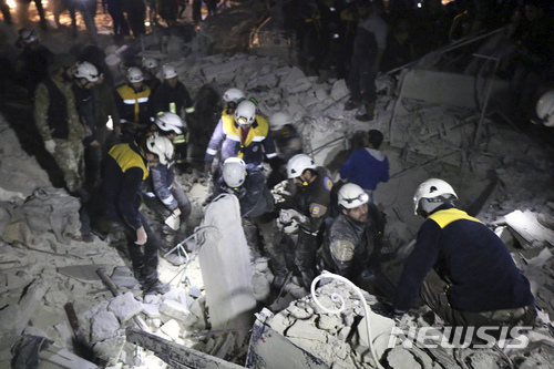 【이들립=AP/뉴시스】 7일 시리아 민간방위대 화이트 헬멧이 정부군의 공습 폭격 후 무너진 건물의 잔해를 수색하고 있다. 25명이 사망한 것으로 알려졌다. 화이트 헬멧 제공 사진. 2018. 1. 8. 
