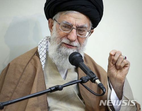 【테헤란=AP/뉴시스】아야톨라 알리 하메네이 이란 최고지도자가 2일(현지시간) 테헤란에서 열린 한 회의에서 발언하고 있다. 사진은 하메네이 공식 웹사이트가 제공. 2018.1.10.