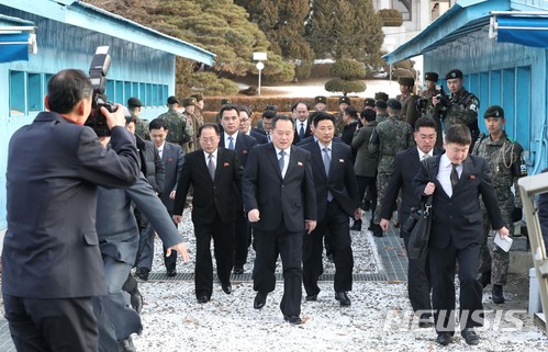 【파주=뉴시스】 사진공동취재단 = 리선권 조국평화통일위원회 위원장을 비롯한 북측 대표단이 9일 경기도 파주시 판문점 MDL(군사분계선)을 건너오고 있다. 2018.01.09. photo@newsis.com