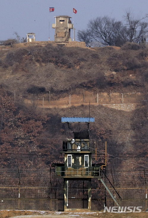 【파주=뉴시스】최진석 기자 = 남북 고위급 회담이 시작된 9일 오전 경기 파주 자유로에서 바라본 최전방에 우리측 초소와 북한 초소가 함께 보이고 있다.  이날 남북 고위급 회담 전체회의가 판문점 남측 평화의집에서 시작, 남북 회담 대표단은 각 수석대표가 기조연설을 마치고, 전체회의를 진행하고 있다. 2018.01.09.  myjs@newsis.com