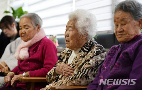 【광주(경기)=뉴시스】이정선 기자 = 한일 양국간 위안부 합의 재협상을 요구하지 않기로 하면서 논란이 되고 있는 가운데 9일 오후 경기 광주 일본군 위안부 피해자 쉼터 나눔의집에서 이옥선(부산·92세) 할머니가 발언을 하고 있다. 2018.01.09. ppljs@newsis.com