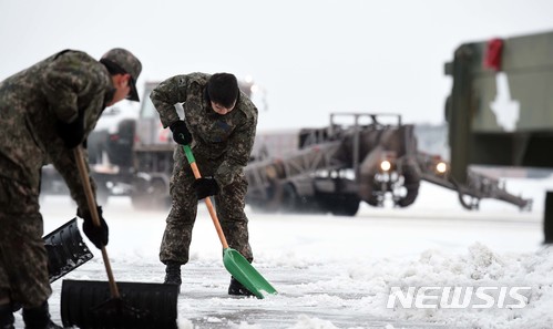 【서울=뉴시스】제20전투비행단 활주로에서 공군 장병들이 제설작업을 하고 있다. 2018.01.09. (사진=공군 제공) photo@newsis.com