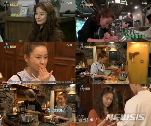 tvN 예능프로그램 '윤식당2'(연출 나영석) 속 정유미의 모습.
