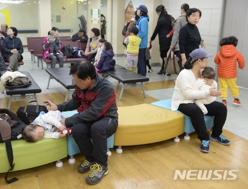 【대구=뉴시스】민경석 기자 = 최근 대구지역에 노인과 어린이 등 질병 고위험군 사이에 독감이 유행처럼 번지고 있다. 사진은 대구 동구 한 병원 소아과의 모습이다.2018.01.10. (사진=뉴시스DB)  photo@newsis.com 