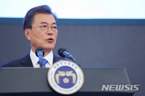 【서울=뉴시스】전신 기자 = 문재인 대통령이 10일 청와대 영빈관에서 열린 2018 무술년 신년 기자회견에서 신년사를 하고 있다. 2018.01.10.  photo1006@newsis.com