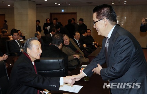 【서울=뉴시스】홍효식 기자 = 국민의당 박지원(오른쪽) 전 대표와 권노갑 상임고문이 10일 오후 서울 영등포구 여의도 사학연금회관 회의실에서 열린 제90회 통일시민포럼 '우리에게 북한이란 무엇인가'에 참석해 악수하고 있다. 2018.01.10. yesphoto@newsis.com