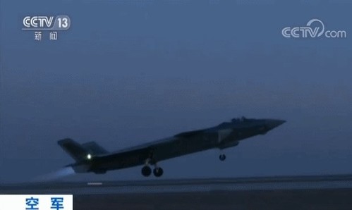 【서울=뉴시스】 10일 중국 공군은 차세대 스텔스 전투기 '젠(殲·J)-20'과 폭격기 훙(H)-6K 등 최신형 전투기들이 새해 첫 실전 훈련을 진행했다고 밝혔다. 중국 국영 중앙(CC) TV 방송을 캡쳐한 사진으로, 젠-20 전투기가 이륙하는 모습. (사진출처: CCTV) 2018.01.11 