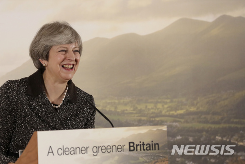 【런던=AP/뉴시스】테리사 메이 영국 총리가 11일(현지시간) 영국 런던습지센터에서 플라스틱 쓰레기 퇴치를 골자로 하는 25개년 환경계획을 발표하고 있다. 2018.01.12