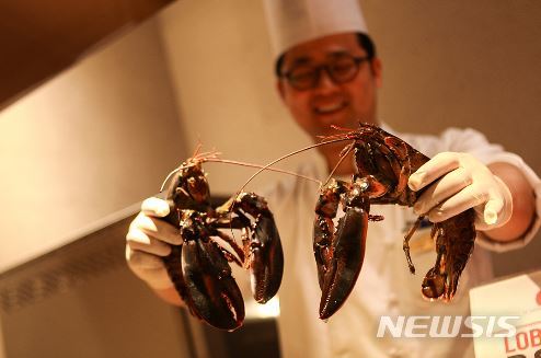 【서울=뉴시스】더 리버사이드 호텔 '더 가든키친'의 '로브스터 요리'.