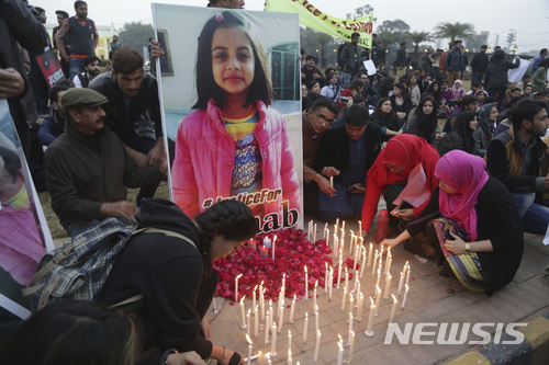  【카수르=AP/뉴시스】 파키스탄 학생들이 11일 카수르에서 성폭행당한 뒤 살해된 7살 자이나브 안사리의 사건에 항의하는 시위 중 자이나브를 추모하는 촛불을 켜고 있다. 2018.01.12