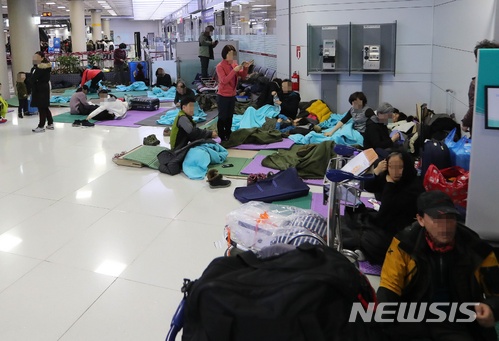 【제주=뉴시스】우장호 기자 = 제주 지역에 매서운 한파가 몰아친 12일 제주국제공항 3층 대합실에 체류객들이 매트리스 위에서 모포를 덮고 휴식을 취하고 있다. 이날 제주공항에는 약 4000여명이 체류객들이 머물고 있다. 2018.01.11.woo1223@newsis.com